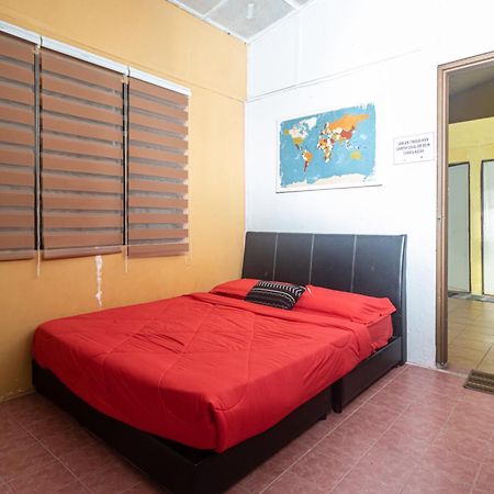 Aiza Homestay Opposite Abang Strawberry Taman Sedia Tanah Rata Εξωτερικό φωτογραφία