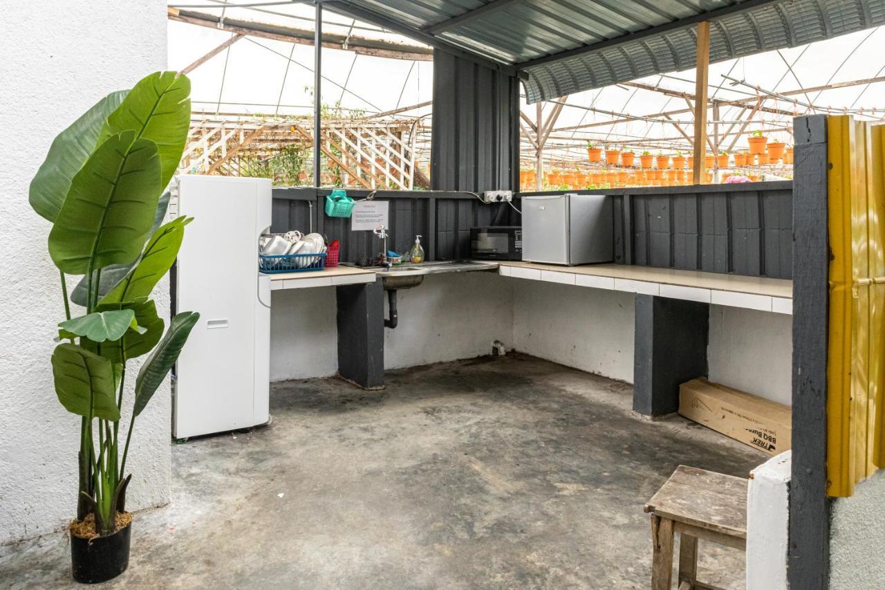 Aiza Homestay Opposite Abang Strawberry Taman Sedia Tanah Rata Εξωτερικό φωτογραφία