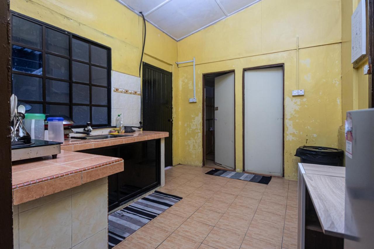 Aiza Homestay Opposite Abang Strawberry Taman Sedia Tanah Rata Εξωτερικό φωτογραφία